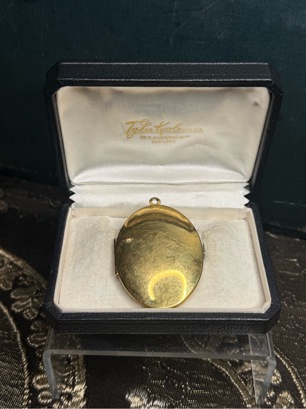 VTG Gold Tone Oval Locket Pendant - Unbranded